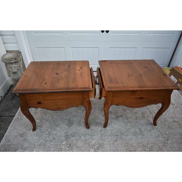 Vintage Pair of Ethan Allen Pine Country French Style End/Side Tables W/Drawer For Sale In Philadelphia - Image 6 of 12