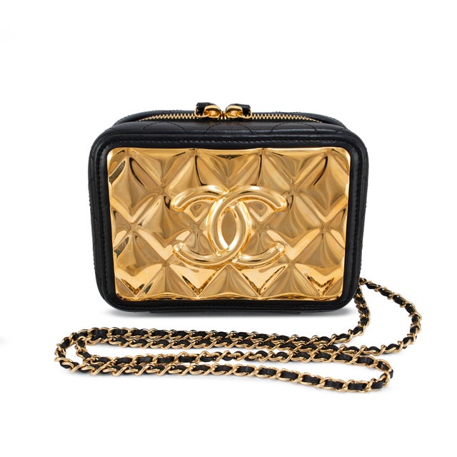 Brand: Chanel Gender: Ladies Measurements (W x H x D): 5.50" x 4.00" x 2.50" Weight: 390.00 grams Chanel cc metal plate...