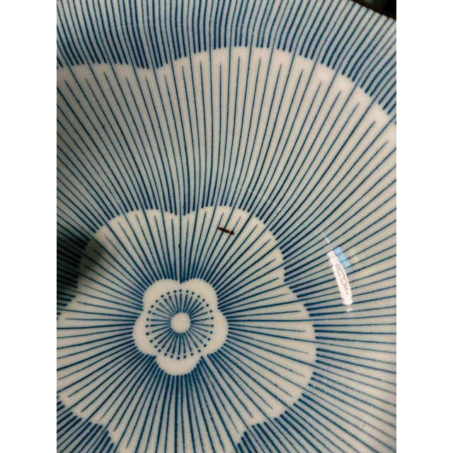Late 20th Century Set of 5 Japanese Porcelain Floral Linework Bowls | Blue & White Scalloped Serving Bowls | Los Angeles Collection For Sale In Los Angeles - Image 6 of 7