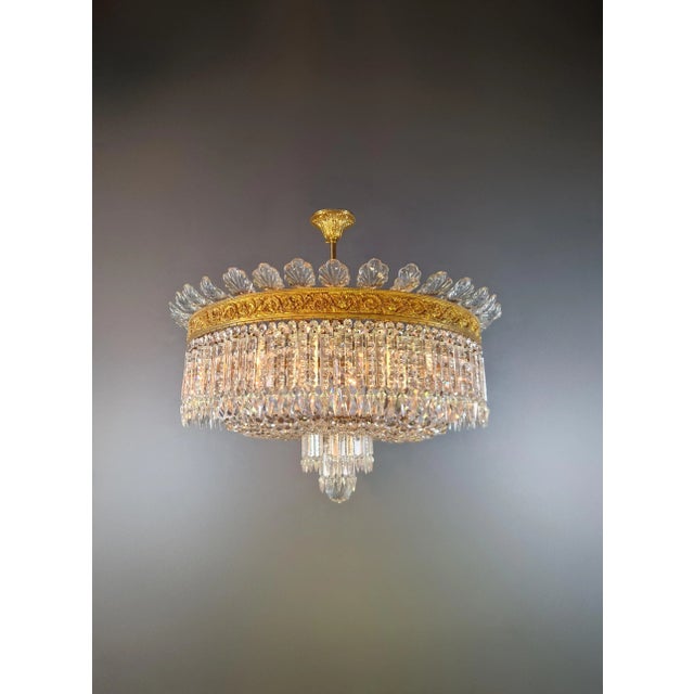 Exquisite Antique Chandelier: A restored masterpiece from the past Discover the charm of a bygone era with our carefully...