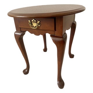 Late 20th Century Traditional Pennsylvania House Queen Anne Style Solid Cherry Oval Accent Table With Drawer Excellent Condition. For Sale