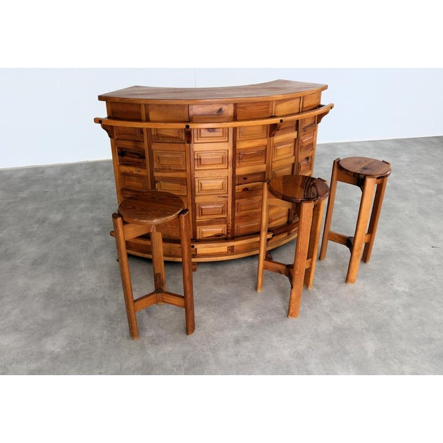 Brown Brutalist Bar and Bar Stools in Pine, 1970s, Set of 4 For Sale - Image 8 of 12