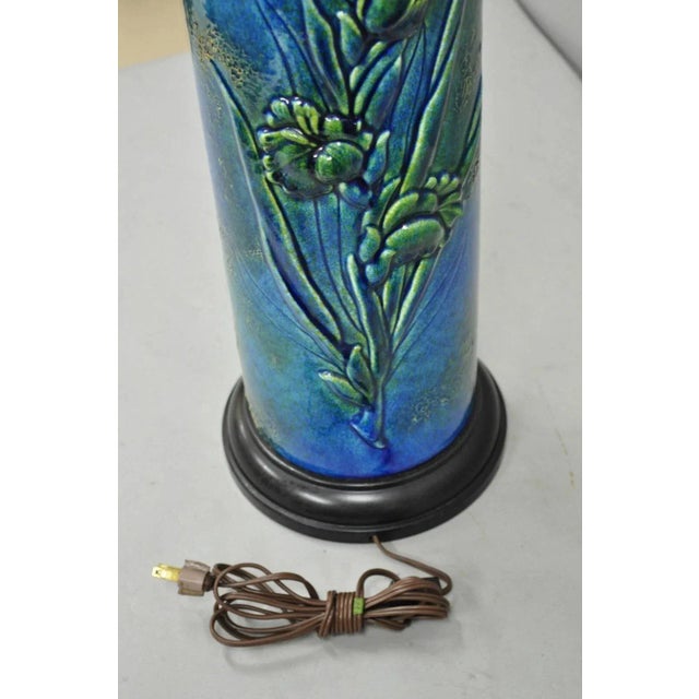 Vintage Mid 20th Century Tall Royal Haeger Attr Blue Glazed Ceramic Pottery Floral Table Lamp For Sale - Image 10 of 12