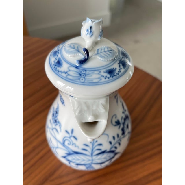 English Vintage Mid 20th Century Meissen Blue Onion Demitasse Coffee Pot With Rosebud Finial Lid For Sale - Image 3 of 12