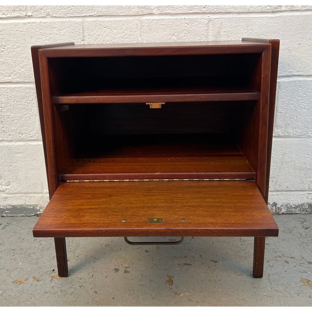 Jens Risom Pair of Vintage Walnut Nightstands by Jens Risom, Attributed For Sale - Image 4 of 12