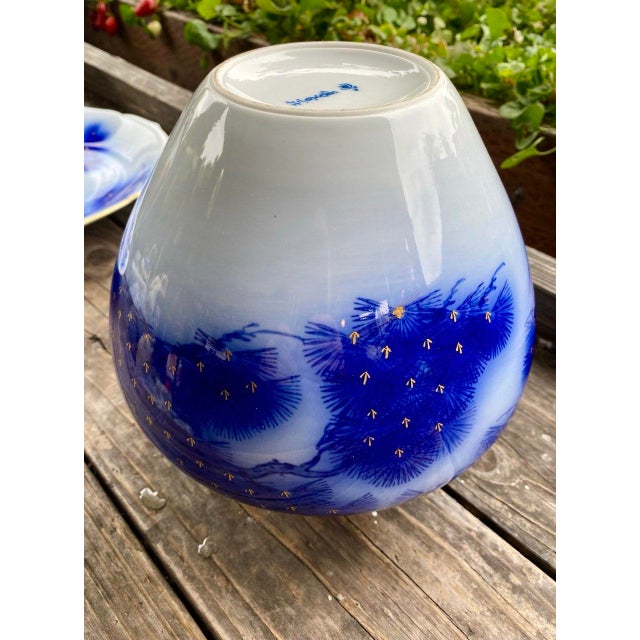 Mid 20th Century Koransha Japanese Porcelain Vase | Cobalt Blue Pine Design | Gold Accents For Sale - Image 14 of 15