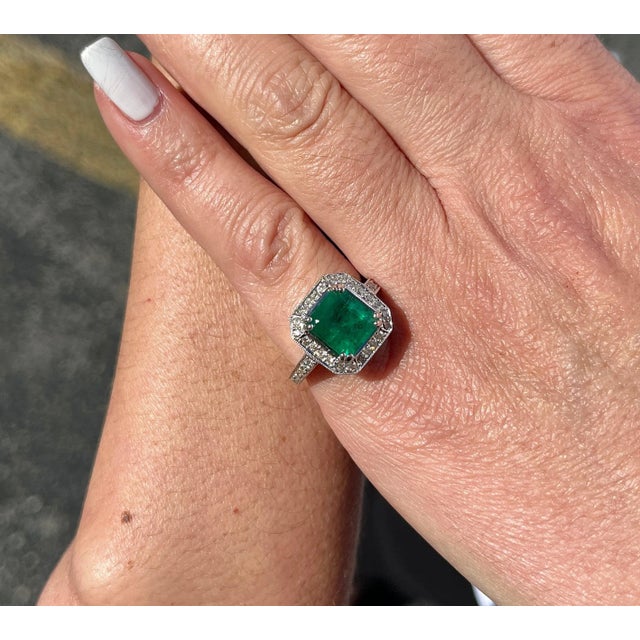 2010s 3 Carat Colombian Emerald in 18K White Gold Ring & Round Cut Diamond Halo, Size 5.5 For Sale - Image 5 of 7