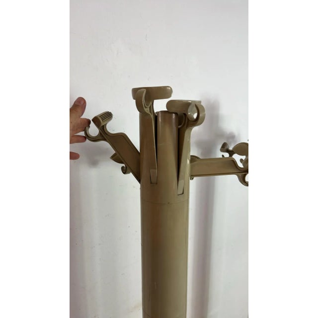 Set of two Planta coat hangers by Giancarlo Piretti for Castelli, 1970s Made of plastic with six retractable hooks for...