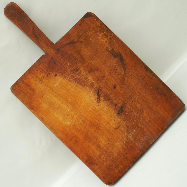Antique French Country Beechwood Bread Board With Long Handle - Kitchen Cutting Board For Sale - Image 9 of 13