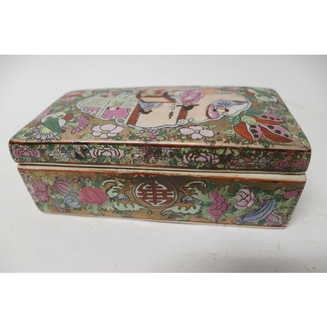 Ceramic 17th Century Chinese Porcelain Covered Box With Figural Decoration For Sale - Image 7 of 11