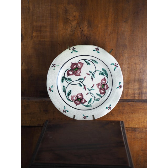 Early 20th Century Early 20th Century French Meyssac Plate Decorated With Flowers on a Cracked Background For Sale - Image 5 of 10