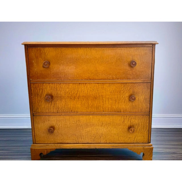 American Federal Style Tiger Maple Three Drawer Chest or Commode For Sale - Image 4 of 16