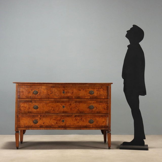 Neoclassical walnut chest of drawers from Piacenza, dating back to the early 18th century. This piece features a front...