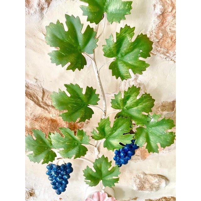 1960s Brunch of Grapes Wall Light in Hand-Painted Tole Metal, Italy 1960s For Sale - Image 5 of 6