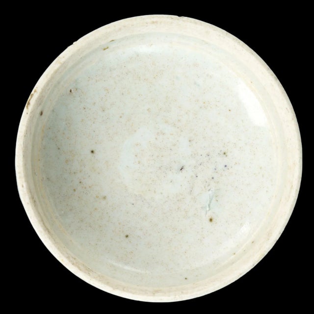 Ink Blue C. 15th Century Chinese Early Ming Blue and White Lidded Box For Sale - Image 8 of 10