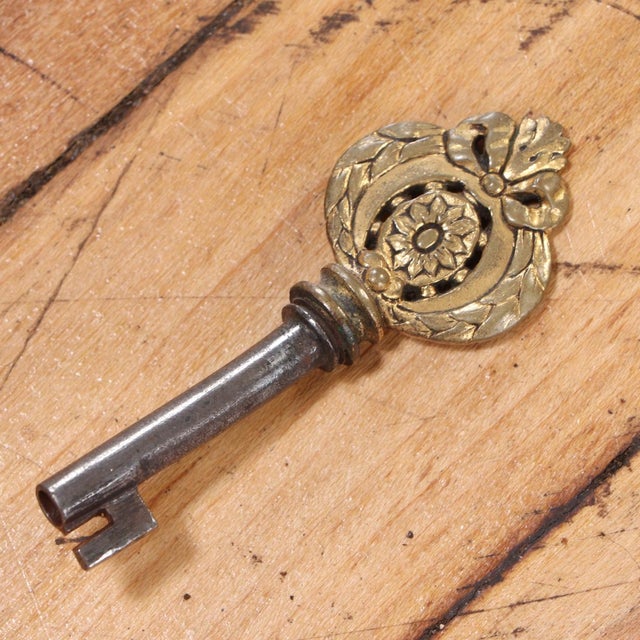 A French Louis XV Revival (Belle Époque) Mahogany Marble Top Vitrine, C. 1910. For Sale - Image 4 of 6