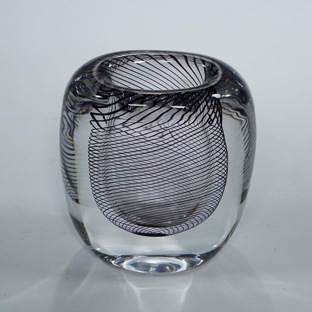 Vicke Lindstrand Vintage Art Glass Vase by Vicke Lindstrand for Kosta 1950s For Sale - Image 4 of 9