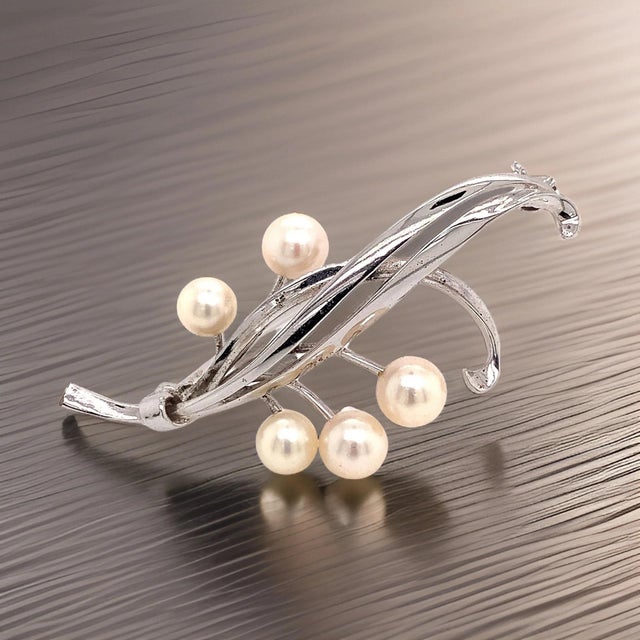 1990s Mikimoto Estate Akoya Pearl Brooch Pin Sterling Silver For Sale - Image 9 of 10