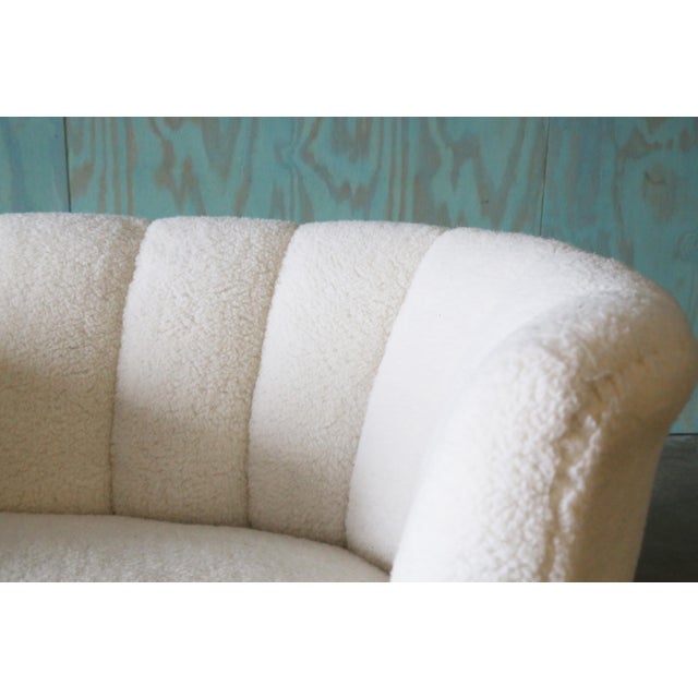 Mid-Century Modern 1940s Danish White Sheepswool Banana Sofa After Flemming Lassen For Sale - Image 3 of 12