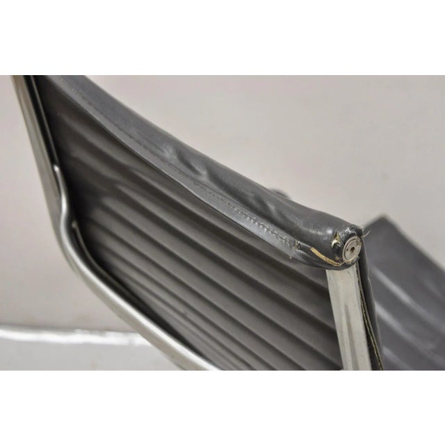 Metal Late 20th Century Vintage Herman Miller Charles and Ray Eames Design Swivel Aluminum Group Chair For Sale - Image 7 of 11