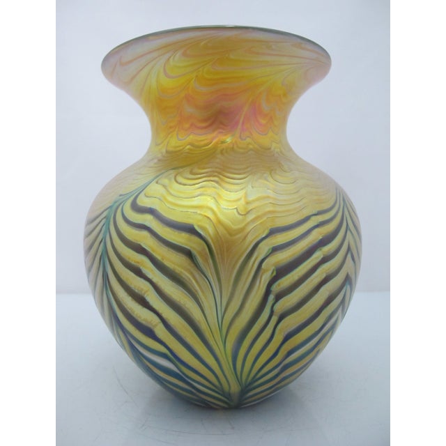 American Lundberg Studios Moire Fern Heart Pulled Feather Iridescent Gold Art Glass Vase For Sale - Image 3 of 13