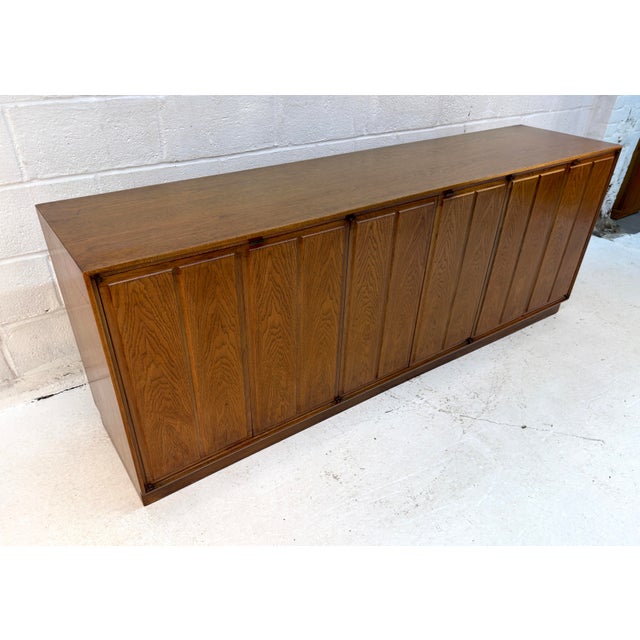 Mid-Century Modern Walnut Credenza For Sale In New York - Image 6 of 16