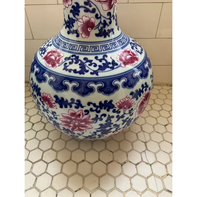 Chinese Chinese Blue & White Traditional Porcelain Chinos Vase Pink Flowers For Sale - Image 3 of 12