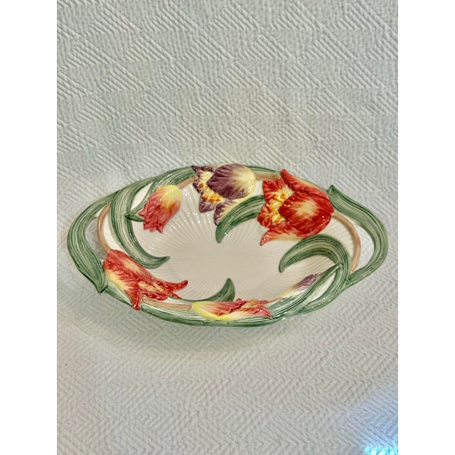 Fitz and Floyd pieces are highly collectible and this piece is from the “Tulip Swan” collection. The I’ve serving bowl has...