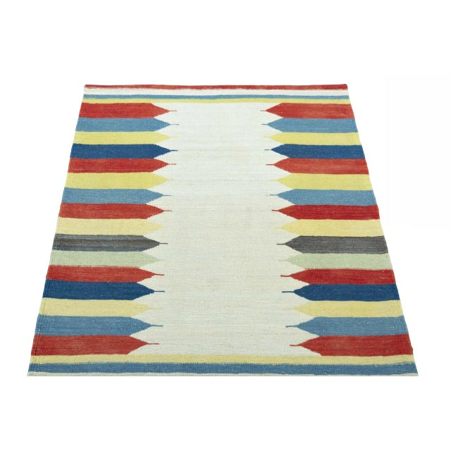 Modern Handwoven Kilim Rug in Wool For Sale - Image 3 of 9