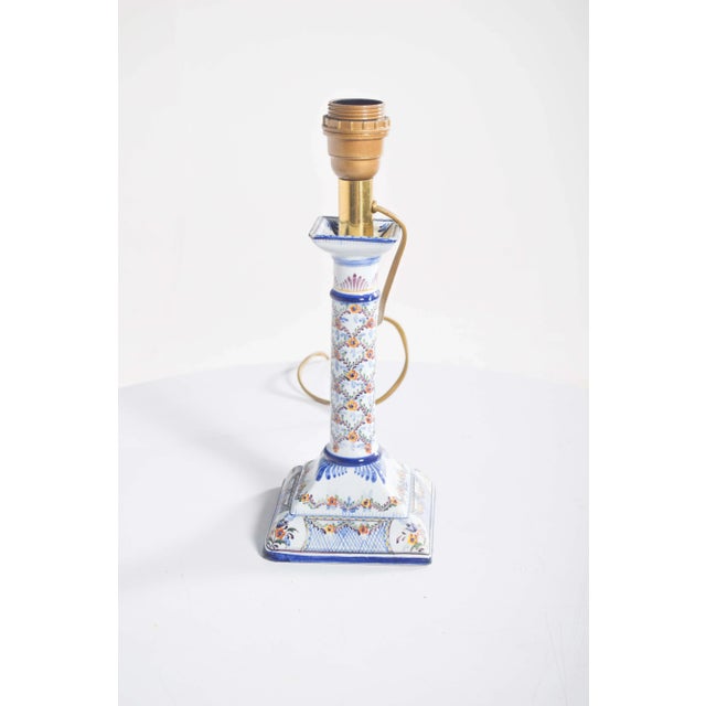 Electrified light fixture in the shape of a candlestick with a square base. In Portuguese ceramics from Candal, polychrome...