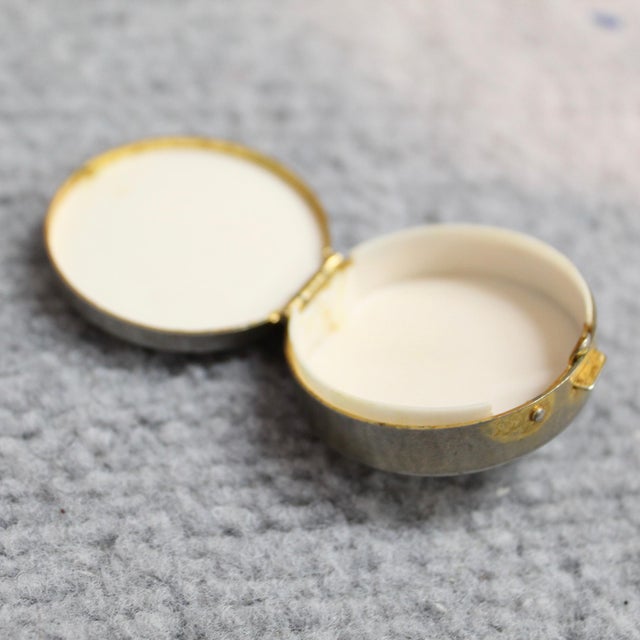 Vintage Spanish Damascene Pill Box – Hand-Inlaid Gold Bird & Floral Design For Sale - Image 4 of 5