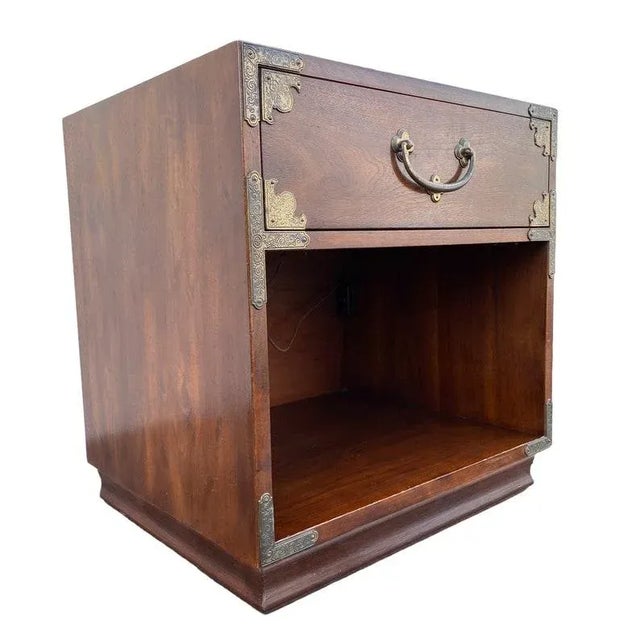 Wood Chinoiserie Nightstand by Henredon Tansu Vintage Dark Wood & Brass Asian Hollywood Regency Campaign Chinese Charging End Table For Sale - Image 7 of 10