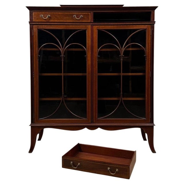 An elegant late 19th-century English display cabinet, finely crafted from mahogany and distinguished by its extensive...
