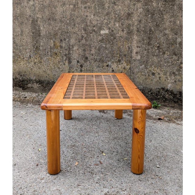 Dimensions: 92 x 41 x 55 cm (L x H x D) - Openwork coffee table in pine and white glass - Detachable cylindrical legs for...