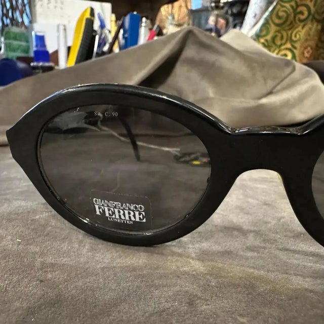 1980s Black Acetate Cat-Eye Sunglasses by Gianfranco Ferrè For Sale - Image 4 of 14