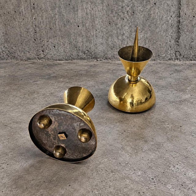 Postmodern brass hammered diabolo shaped candles / height 26 cm / 1970s These are vintage diabolo-shaped brass pricket...