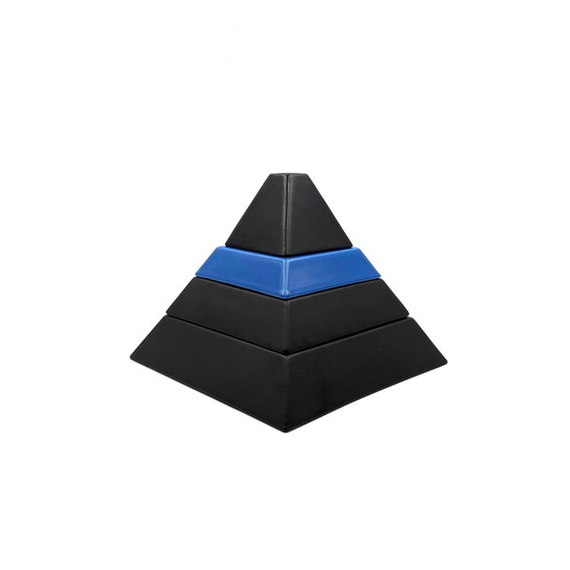 Pyramid shaped stacked ceramic ashtrays / centerpiece Amalgames, France 1980s Set of 3 ashtrays / vide poche / centerpiece...
