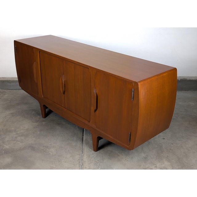 Vintage Mid Century Modern Teak Sideboard / Buffet Designed by Johannes Andersen, Attributed For Sale In Los Angeles - Image 6 of 17