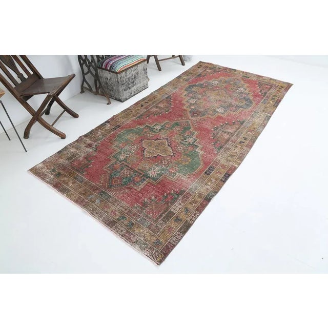 Vintage Natural Faded Rug, in Very Good conditions. Designed 1970 to 1979