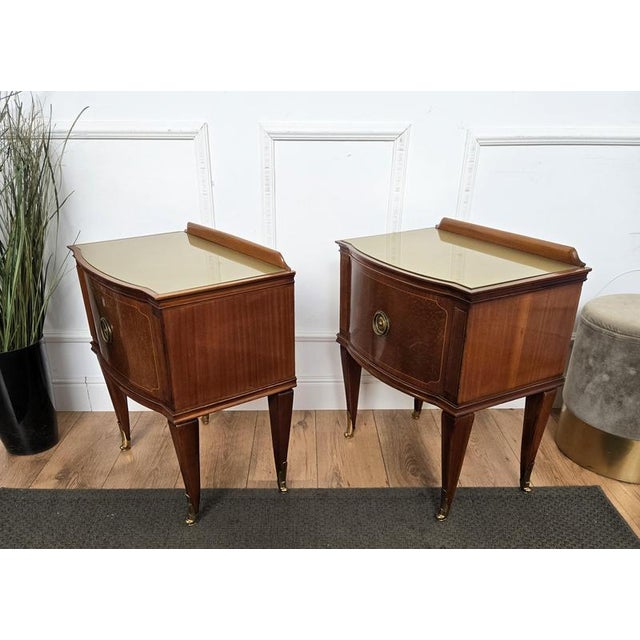 Mid-Century Italian Art Deco Style Nightstands in Walnut with Glass Tops, 1950s, Set of 2 For Sale - Image 9 of 11