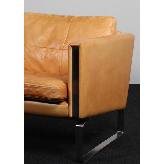 Carl Hansen & Søn Vintage Two-Seat Sofa in Steel and Nature Leather by Hans J. Wegner for Carl Hansen & Søn, 2010s For Sale - Image 4 of 8
