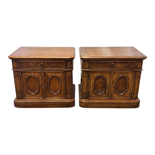 Vintage Thomasville American Classical Burl Walnut Nightstands - Pair For Sale