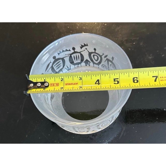 1990s Leandra Drumm Signed Etched Frosted Whimsical People Art Glass Bowl Dish 6" 1996 For Sale - Image 5 of 6