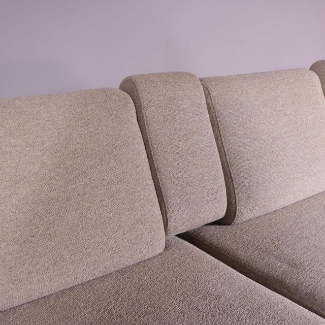 A very nice 2,5-seater sofa, model 704, manufactured by Leolux in the Netherlands in the 1970s. Excelling in comfort while...