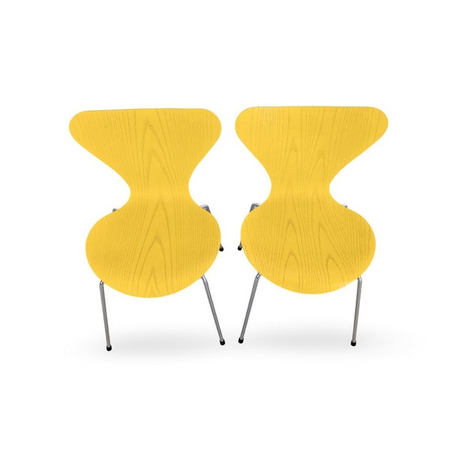 We are offering a beautiful set of two vintage chairs from the renowned Danish manufacturer Fritz Hansen for sale....