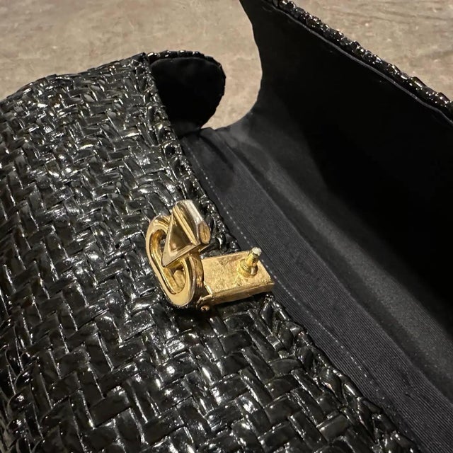 1960s French Riviera Style Glossy Black Wicker and Brass Italian Shoulder Bag For Sale - Image 6 of 12