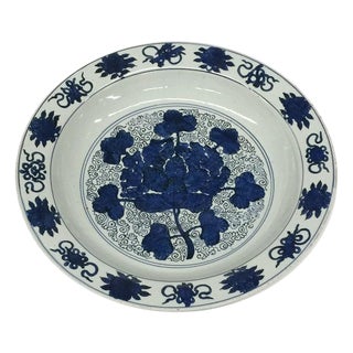 Large 16th Century Blue & White Grape Dish, Ming Dynasty, Jiajing Period For Sale