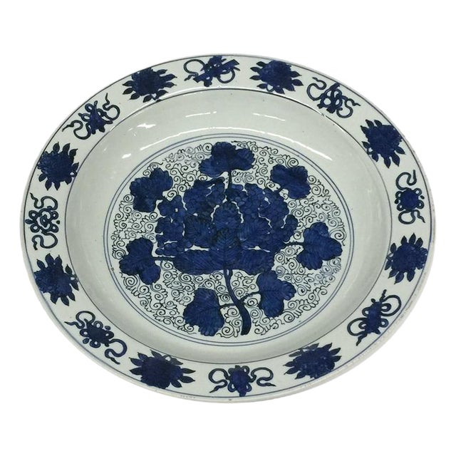 Large 16th Century Blue & White Grape Dish, Ming Dynasty, Jiajing Period For Sale