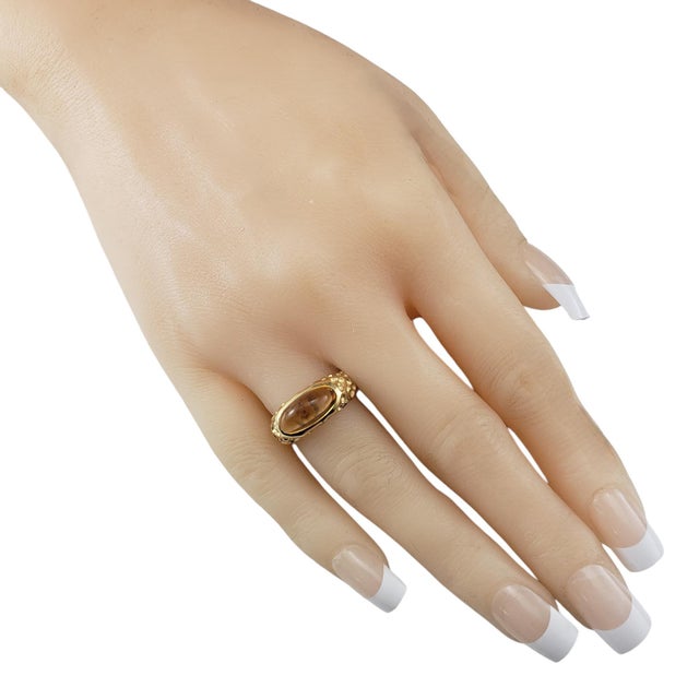 Manhattan 18 Karat Yellow Gold and Cabochon Citrine Ring Size 6.5 This 18K yellow gold ring is a bold yet elegant...