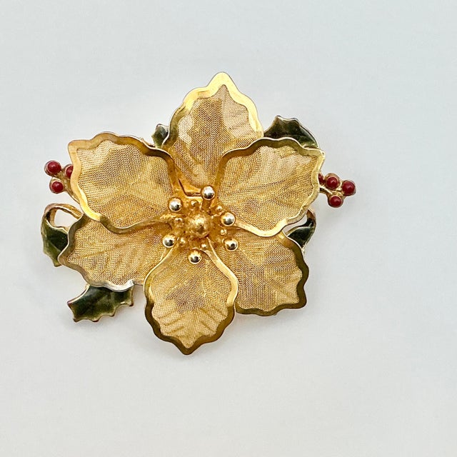 1960s Vintage Americana Hollywood Regency Gold Mesh Christmas Poinsettia Brooch, MC Manufacturing For Sale - Image 4 of 6